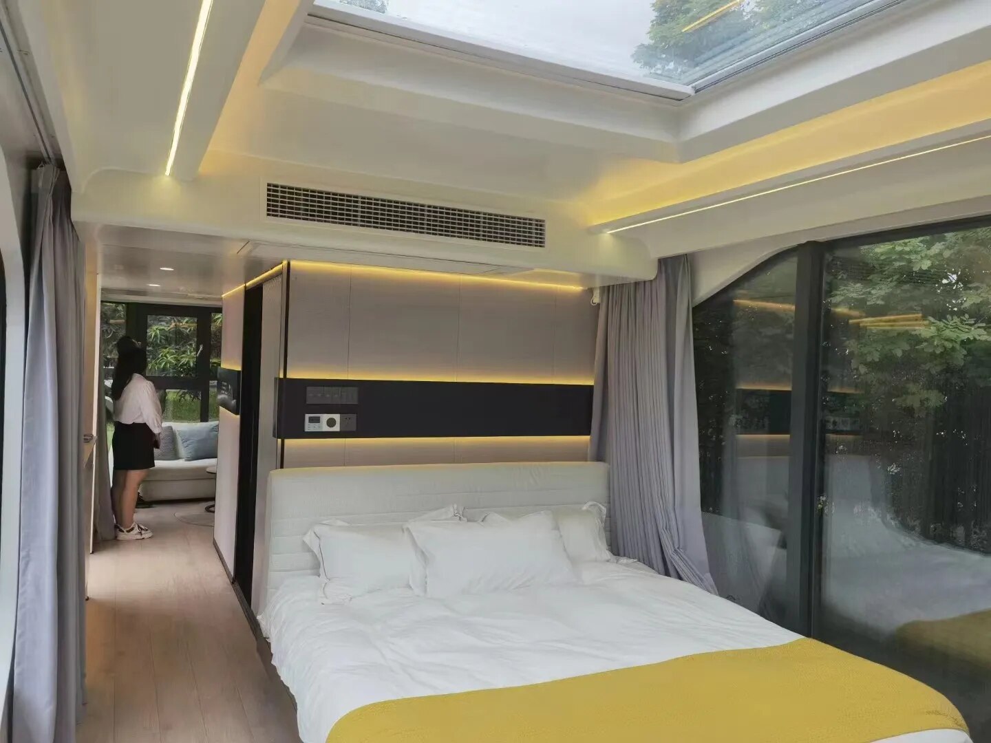 Luxury Prefab House Hotel Space Capsule Home Mobile Villa Modern Log Cabin Homestay Leisure House